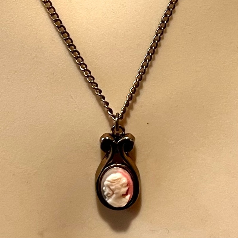 Vintage Women’s Victorian Style Reproduction Pendant Piece Necklace